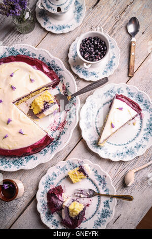 Gâteau au fromage à la crème au mascarpone et aux bleuets avec coloration Banque D'Images