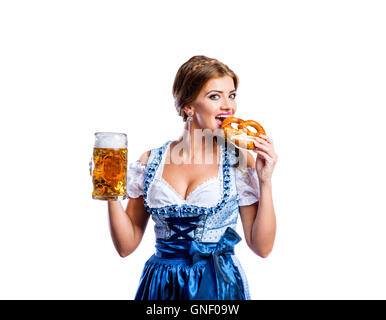 Femme en robe bavaroise traditionnelle bière et bretzel holding Banque D'Images