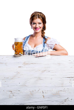 Femme en robe bavaroise traditionnelle holding mug of beer Banque D'Images