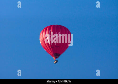 Bradley Stoke, UK. Août 30, 2016. Virgin Richard Branson, vols de ballon entreprise propose des excursions en montgolfière. Ce ballon rouge a été vu dans le soleil matinal sur Bradley Stoke près de Bristol d'aujourd'hui. Crédit : Mr Standfast/Alamy Vivre NewsLive News Banque D'Images