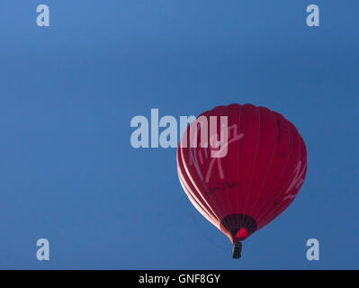 Bradley Stoke, UK. Août 30, 2016. Virgin Richard Branson, vols de ballon entreprise propose des excursions en montgolfière. Ce ballon rouge a été vu dans le soleil matinal sur Bradley Stoke près de Bristol d'aujourd'hui. Crédit : Mr Standfast/Alamy Live News Banque D'Images