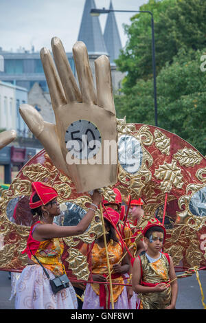 Londres, Royaume-Uni. Août 29, 2016. Les foules affluent pour voir le 50e carnaval de Notting Hill le lundi férié. Crédit : Guy Bell/Alamy Live News Banque D'Images