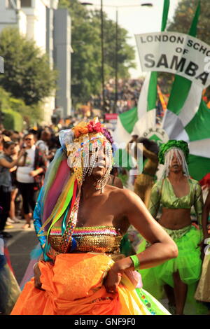 Londres, Royaume-Uni. 29 août 2016. Le plus grand festival de rue, le Notting Hill Carnival. London School of Samba prendre part à la deuxième de deux jours de festival de rue où les membres du public de faire de la musique et de la danse, vêtus de costumes aux couleurs vives, dans un cortège de carnaval. Ils prennent part à pied ou à cheval sur les flotteurs colorés dans les rues remplies de spectateurs. La vaste zone du festival, avec de nombreux vendeurs de nourriture et d'hébergement des groupes live, stades remplit les rues avec des personnes appréciant les vacances de banque. Bliss Lane/Alamy Live News Banque D'Images