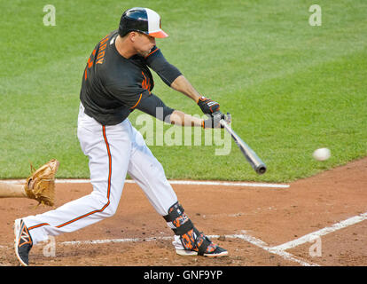 Baltimore, États-Unis. Août 19, 2016. L'arrêt-court Des Orioles de Baltimore, J.J. Hardy (2) des célibataires en première manche contre les Astros de Houston à l'Oriole Park at Camden Yards de Baltimore, MD, le Vendredi, Août 19, 2016. Les Astros a gagné le match 15 - 8. Credit : Ron Sachs/CNP - AUCUN FIL SERVICE - © dpa/Alamy Live News Banque D'Images