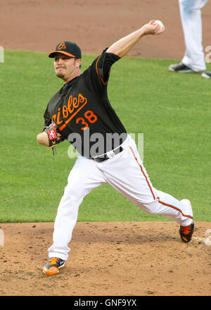 Baltimore, États-Unis. Août 19, 2016. Le lanceur partant des orioles de Baltimore, Wade Miley (38) travaille dans la deuxième manche contre les Astros de Houston à l'Oriole Park at Camden Yards de Baltimore, MD, le Vendredi, Août 19, 2016. Les Astros a gagné le match 15 - 8. Credit : Ron Sachs/CNP - AUCUN FIL SERVICE - © dpa/Alamy Live News Banque D'Images