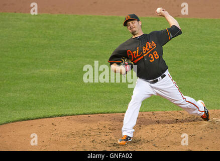 Baltimore, États-Unis. Août 19, 2016. Le lanceur partant des orioles de Baltimore, Wade Miley (38) travaille dans la deuxième manche contre les Astros de Houston à l'Oriole Park at Camden Yards de Baltimore, MD, le Vendredi, Août 19, 2016. Les Astros a gagné le match 15 - 8. Credit : Ron Sachs/CNP - AUCUN FIL SERVICE - © dpa/Alamy Live News Banque D'Images