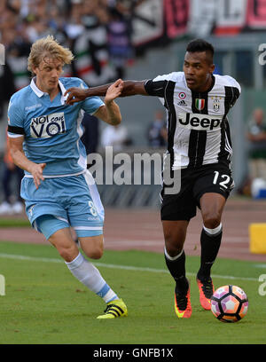 Alez Sandro et Dusan Basta au cours de la Serie A italienne match de football entre S.S. Lazio et C.F. La Juventus au Stade olympique de Rome, le 27 août 2016. Banque D'Images