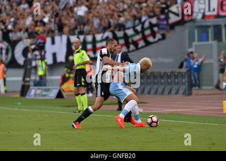 Giorgio Chiellini et Felipe Anderson au cours de la Serie A italienne match de football entre S.S. Lazio et C.F. La Juventus au Stade olympique de Rome, le 27 août 2016. Banque D'Images