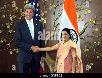 New Delhi, Inde. Août 30, 2016. Le secrétaire d'Etat américain John Kerry (L), serre la main du ministre indien des affaires étrangères Sushma Swaraj avant leur réunion à New Delhi, capitale de l'Inde, 30 août 2016. Kerry le lundi soir à New Delhi sur une visite de trois jours en Inde, ont dit. Credit : Stringer/Xinhua/Alamy Live News Banque D'Images