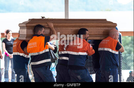 Amatrice, Italie. Août 30, 2016. Les opérateurs de la Protection civile portent un cercueil de l'avant d'un salon funéraire pour certaines des victimes du séisme de mercredi dernier à Castel Gandolfo, Italie, 30 août 2016. Les funérailles des victimes du séisme d'Amatrice a eu lieu dans leur village du Latium, mardi. Crédit : Fabrizio Di Nucci/Xinhua/Alamy Live News Banque D'Images