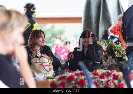 Amatrice, Italie. Août 30, 2016. Les gens pleurent lors de funérailles pour certaines des victimes du séisme de mercredi dernier à Castel Gandolfo, Italie, 30 août 2016. Les funérailles des victimes du séisme d'Amatrice a eu lieu dans leur village du Latium, mardi. Crédit : Fabrizio Di Nucci/Xinhua/Alamy Live News Banque D'Images