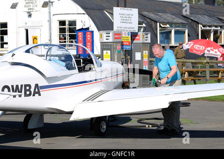 L'aérodrome de Shobdon, Herefordshire, Angleterre. 30 août 2016. Quarante avions visité aujourd'hui l'aérodrome Shobdon aux beaux jours dans le cadre de l'avion léger Association ( LAA ) UK Tour 2016. Cette année, l'adresse est la célébration de 70 ans depuis qu'elle a été fondée sous le nom de l'Association Vol populaires ( IFP ). Banque D'Images