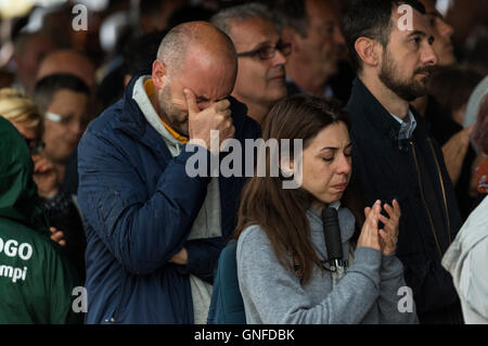 Amatrice, Italie. Août 30, 2016. En deuil pleurer pendant les funérailles pour les victimes de tremblement de terre en Amatrice, Italie, 30 août 2016. Un service funèbre a eu lieu ici le mardi pour les victimes les plus durement touchées de la ville Amatrice, où le nombre de morts est passé à 231. Le bilan des morts de la grandeur mesurée 6,0 Séisme meurtrier en Italie centrale est passé à 292, la protection civile italienne a déclaré lundi soir. Crédit : Fabrizio Di Nucci/Xinhua/Alamy Live News Banque D'Images