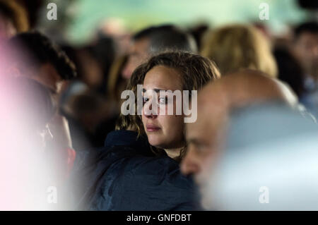 Amatrice, Italie. Août 30, 2016. Un endeuillé pleure pendant les funérailles pour les victimes de tremblement de terre en Amatrice, Italie, 30 août 2016. Un service funèbre a eu lieu ici le mardi pour les victimes les plus durement touchées de la ville Amatrice, où le nombre de morts est passé à 231. Le bilan des morts de la grandeur mesurée 6,0 Séisme meurtrier en Italie centrale est passé à 292, la protection civile italienne a déclaré lundi soir. Crédit : Fabrizio Di Nucci/Xinhua/Alamy Live News Banque D'Images