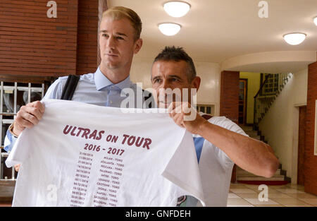 Turin, Italie. Août 30, 2016. Joe Hart, le gardien de Manchester City et de l'Angleterre, l'équipe nationale s'installe à Torino FC en prêt. dans les photos : Joe Hart posant pour une photo avec un crédit partisans : Nicolò Campo/Alamy Live News Banque D'Images