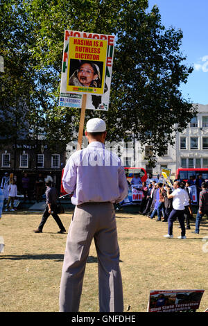 Londres, Royaume-Uni, 30 août 2016. Manifestation du Bangladesh à Londres en tant que la Cour suprême confirme au Bangladesh Jamaat-e-Islami, le plus grand parti islamique's senior leader's, Quasem Mir Ali peine de mort. Le chef est accusé d'avoir commis des crimes de guerre pendant la guerre de libération du Bangladesh en 1971 contre le Pakistan. Les manifestants de manifester contre la peine de mort. Credit : ZEN - Zaneta Razaite / Alamy Live News Banque D'Images