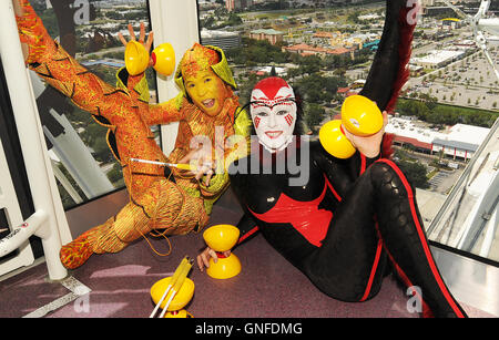 Orlando, Floride, USA. 30 août, 2016. Les artistes du Cirque du Soleil Wei-Liang Lin de Taiwan (à gauche) et Alanna Baker du Royaume-uni posent à l'intérieur d'une capsule de la roue d'observation de l'Œil d'Orlando à Orlando, Floride, le 30 août 2016. L'aperçu du média a été organisée pour encourager la Floride première du 'Cirque du Soleil OVO' show, avec des spectacles programmés dans Orlando, Estero, et Jacksonville début Septembre 21, 2016. L 'OVO' cast est composé de 50 artistes du spectacle acrobatique de 12 pays. Crédit : Paul Hennessy/Alamy Live News Banque D'Images