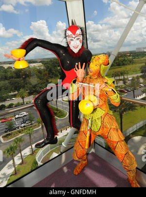 Orlando, Floride, USA. 30 août, 2016. Alanna Baker (en haut) du Royaume-Uni et d'Wei-Liang Lin Taiwan d'effectuer un diabolo loi du spectacle du Cirque du Soleil "OVO" à l'intérieur d'une capsule de la roue d'observation de l'Œil d'Orlando à Orlando, Floride, le 30 août 2016. L'aperçu du média a été organisée pour encourager la Floride première de 'OVO', avec des performances prévues dans Orlando, Estero, et Jacksonville début Septembre 21, 2016. L 'OVO' cast est composé de 50 artistes du spectacle acrobatique de 12 pays. Crédit : Paul Hennessy/Alamy Live News Banque D'Images