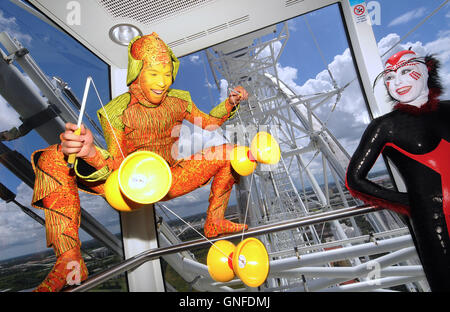 Orlando, Floride, USA. 30 août, 2016. Alanna Baker du Royaume-Uni (à droite) montres comme Wei-Liang Lin de Taïwan effectue un diabolo loi du spectacle du Cirque du Soleil "OVO" à l'intérieur d'une capsule de la roue d'observation de l'Œil d'Orlando à Orlando, Floride, le 30 août 2016. L'aperçu du média a été organisé pour favoriser le spectacle de Floride premiere, qui comprend des représentations à Orlando, Estero, et Jacksonville début Septembre 21, 2016. L 'OVO' cast est composé de 50 artistes du spectacle acrobatique de 12 pays. Crédit : Paul Hennessy/Alamy Live News Banque D'Images