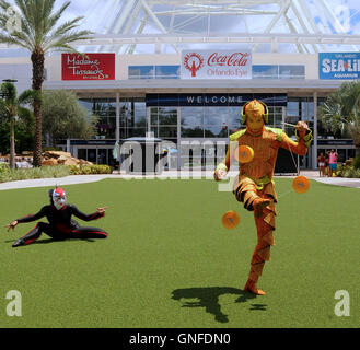 Orlando, Floride, USA. 30 août, 2016. Alanna Baker du Royaume-Uni (à gauche) montres comme Wei-Liang Lin de Taïwan effectue sa loi diabolo du spectacle du Cirque du Soleil "OVO" en face de la roue d'observation de l'Œil d'Orlando à Orlando, Floride, le 30 août 2016. L'aperçu du média a été organisé pour favoriser le spectacle de Floride premiere, qui comprend des représentations à Orlando, Estero, et Jacksonville début Septembre 21, 2016. L 'OVO' cast est composé de 50 artistes du spectacle acrobatique de 12 pays. Crédit : Paul Hennessy/Alamy Live News Banque D'Images