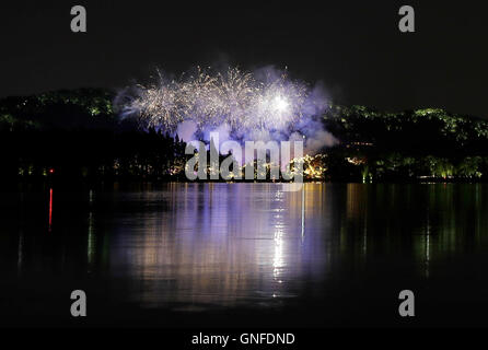 Hangzhou, Chine, Province de Zhejiang. Août 30, 2016. D'artifice illuminent le lac de l'Ouest à Hangzhou, capitale de la Chine de l'est la province du Zhejiang, le 30 août, 2016. © Chen Jianli/Xinhua/Alamy Live News Banque D'Images