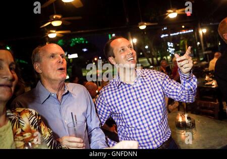 En Floride, aux États-Unis. Août 30, 2016. Commission du comté de District 3 candidat Dave Kerner (droite) suit les résultats primaires à ER Bradley's Saloon dans West Palm Beach mardi soir, le 30 août 2016. © Bruce R. Bennett/Le Palm Beach Post/ZUMA/Alamy Fil Live News Banque D'Images