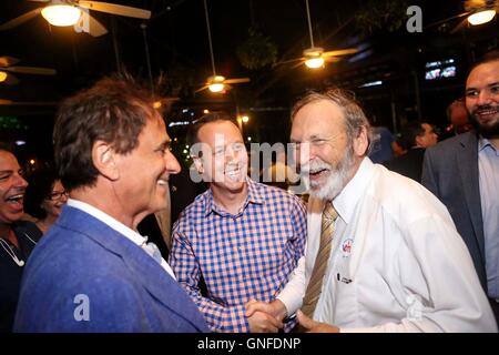 En Floride, aux États-Unis. Août 30, 2016. Commission du comté de District 3 candidat Dave Kerner (centre) est félicité par son père Marty Kerner (à droite), qui voient les résultats primaires à ER Bradley's Saloon dans West Palm Beach mardi soir, le 30 août 2016. © Bruce R. Bennett/Le Palm Beach Post/ZUMA/Alamy Fil Live News Banque D'Images