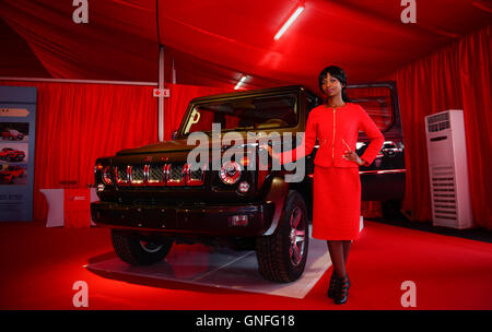 Port Elizabeth, Afrique du Sud. Août 30, 2016. Un modèle montre un BJ80 véhicule produit par le Groupe de l'industrie automobile de Beijing (BAIC) avant la cérémonie d'inauguration de BAIC Automobile SA, à la zone de développement industriel de Coega à Port Elizabeth, Afrique du Sud, le 30 août 2016. La BAIC a accepté de construire un 11 milliards de rands (environ 759 millions de dollars US) usine d'automobiles en Afrique du Sud, le plus gros investissement dans un véhicule-installation de production dans le pays depuis quatre décennies. © Zhai Jianlan/Xinhua/Alamy Live News Banque D'Images