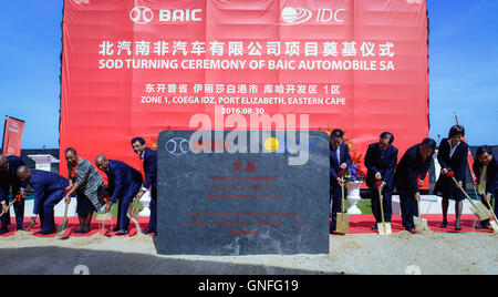 Port Elizabeth, Afrique du Sud. Août 30, 2016. Vous pourrez assister à la cérémonie d'inauguration de l'industrie automobile de Beijing (Groupe BAIC) Automobile SA, à la zone de développement industriel de Coega à Port Elizabeth, Afrique du Sud, le 30 août 2016. La BAIC a accepté de construire un 11 milliards de rands (environ 759 millions de dollars US) usine d'automobiles en Afrique du Sud, le plus gros investissement dans un véhicule-installation de production dans le pays depuis quatre décennies. © Zhai Jianlan/Xinhua/Alamy Live News Banque D'Images