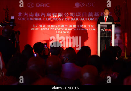 Port Elizabeth, Afrique du Sud. Août 30, 2016. Xu Heyi, président du groupe de l'industrie automobile de Beijing (BAIC), traite de la cérémonie d'inauguration de BAIC Automobile SA, à la zone de développement industriel de Coega à Port Elizabeth, Afrique du Sud, le 30 août 2016. La BAIC a accepté de construire un 11 milliards de rands (environ 759 millions de dollars US) usine d'automobiles en Afrique du Sud, le plus gros investissement dans un véhicule-installation de production dans le pays depuis quatre décennies. © Zhai Jianlan/Xinhua/Alamy Live News Banque D'Images