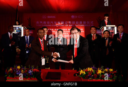 Port Elizabeth, Afrique du Sud. Août 30, 2016. Dong Haiyang (R F), président du groupe de l'industrie automobile de Beijing (BAIC) Automobile SA, serre la main de Pepi Silinga, chef de la direction de Coega Development Corporation, avant la cérémonie d'inauguration de BAIC Automobile SA, à la zone de développement industriel de Coega à Port Elizabeth, Afrique du Sud, le 30 août 2016. La BAIC a accepté de construire un 11 milliards de rands (environ 759 millions de dollars US) usine d'automobiles en Afrique du Sud, le plus gros investissement dans un véhicule-installation de production dans le pays depuis quatre décennies. © Zhai Jianlan/Xinhua/Alamy Live News Banque D'Images