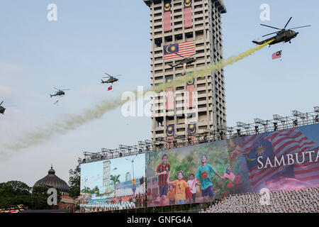 Kuala Lumpur, Malaisie. Août 31, 2016. Les Malaisiens de célébrer la fête nationale marquant 59 ans de l'indépendance de la Malaisie à la place de l'indépendance à Kuala Lumpur, Malaisie, le 31 août 2016. Crédit : Chris JUNG/Alamy Live News Banque D'Images