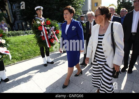 Gdansk, Pologne 31er août 2016 Polish PM Beata Szydlo et Joanna Gwiazda nad Andrzej Gwiazda a jeté des fleurs sous l'Anna Walentynowicz monument à Gdansk dans le cadre de la célébration des accords d'août à Gdansk, Pologne. Le 31 août est l'anniversaire de l'Accords de Gdansk en août 1980. Credit : Michal Fludra/Alamy Live News Banque D'Images