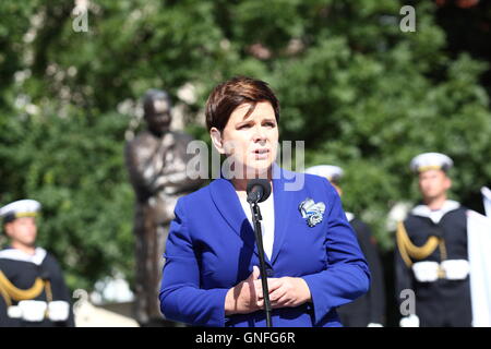 Gdansk, Pologne 31er août 2016 Polish PM Beata Szydlo et Joanna Gwiazda nad Andrzej Gwiazda a jeté des fleurs sous l'Anna Walentynowicz monument à Gdansk dans le cadre de la célébration des accords d'août à Gdansk, Pologne. Le 31 août est l'anniversaire de l'Accords de Gdansk en août 1980. Credit : Michal Fludra/Alamy Live News Banque D'Images