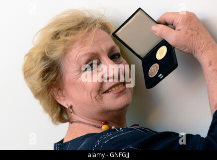 Prague, République tchèque. 27 Juin, 2012. La légendaire gymnaste tchèque et sept fois vainqueur olympique, Vera Caslavska, est décédé dans la soirée du mardi à l'âge de 74 ans. Caslavska a remporté un total de sept médailles d'or aux Jeux Olympiques de Tokyo en 1964 et au Mexique en 1968. Elle a remporté quatre champion du monde et 11 titres de champion d'Europe, et de la Tchécoslovaquie a été athlète de l'année quatre fois. File Photo : Vera Caslavska pose avec des pièces commémoratives en or à l'occasion de ses 70 ans à Prague, République tchèque, Juin 27, 2012. © Katerina Sulova/CTK Photo/Alamy Live News Banque D'Images