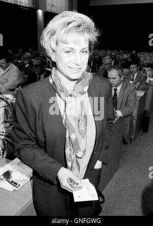 La légendaire gymnaste tchèque et sept fois vainqueur olympique, Vera Caslavska, est décédé dans la soirée du mardi à l'âge de 74 ans. Caslavska a remporté un total de sept médailles d'or aux Jeux Olympiques de Tokyo en 1964 et au Mexique en 1968. Elle a remporté quatre champion du monde et 11 titres de champion d'Europe, et de la Tchécoslovaquie a été athlète de l'année quatre fois. File Photo : Vera Caslavska, 21 décembre 1992, de la Tchécoslovaquie, Prague. (Photo/CTK Vladimir Cernik) Banque D'Images