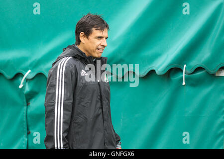 Le Pays de Galles football manager Chris Coleman arrive à la formation, l'avenir de ses équipes en matches de Coupe du Monde contre la Moldavie. Banque D'Images