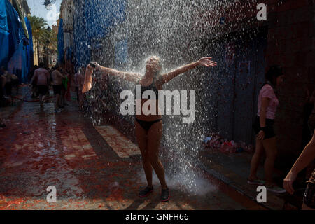 Village de Bunol, Valence, Espagne. 31 août, 2016. L 'Tomatina' annuel, tomate lutte fiesta, dans le village de Bunol, Valencia, Espagne, mercredi, 31 août 2016. Gtres más información : crédit en ligne Comuniación,S.L./Alamy Live News Banque D'Images