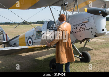 Royal Mail a volé un vintage Tiger Moth, portant un sac de courrier, symbolique de l'Aérodrome de Maidstone dans le Kent au Touquet en France dans le cadre de la Royal Mail, la célébration des 500 ans de services postaux. Banque D'Images