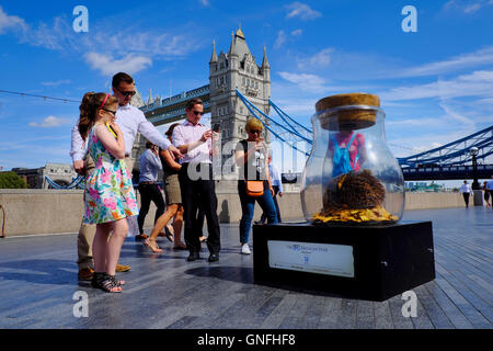 Londres, Royaume-Uni. 31 août, 2016. Météo France : Un autre scorcher à Londres 31 Août 2016 Les gens prendre des photos d'un BFG Jarre aux rêves, partie d'un sentier pour recueillir de l'argent pour sauver les enfants qui est en place sur la rive sud de Londres cet été Paul Swinney/Alamy vivre Banque D'Images