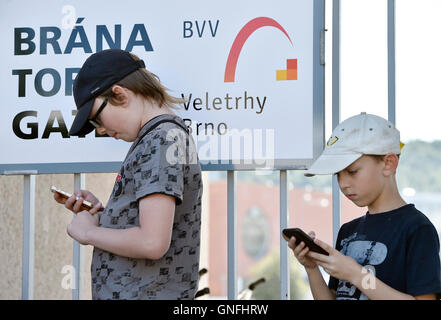 Brno, République tchèque. Août 31, 2016. Environ 50 Pokemon Rendez location based app gamers répondre à Brno, en République tchèque, le 31 août 2016. Photo : CTK Vaclav Salek/Photo/Alamy Live News Banque D'Images