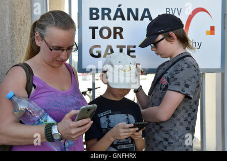 Brno, République tchèque. Août 31, 2016. Environ 50 Pokemon Rendez location based app gamers répondre à Brno, en République tchèque, le 31 août 2016. Photo : CTK Vaclav Salek/Photo/Alamy Live News Banque D'Images