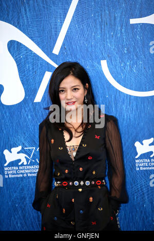 Venise, Italie. Août 31, 2016. L'actrice chinoise et membre du jury Zhao Wei pose pour des photos lors d'un photocall avant la cérémonie d'ouverture du 73 e Festival du Film de Venise à Venise, Italie, le 31 août, 2016. Le Festival du Film de Venise annuelle dure du 31 août au 10 septembre cette année. Credit : Jin Yu/Xinhua/Alamy Live News Banque D'Images