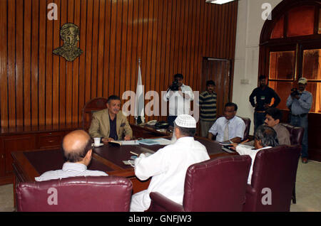 Adjoint au maire nouvellement élu, Arshad Vohra préside la réunion avec le personnel de l'agglomération de Karachi lors de sa première journée de KMC office, à Karachi le mercredi, 31 août, 2016 Banque D'Images