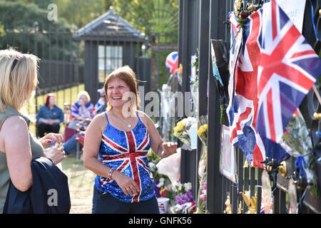 Le palais de Kensington, Londres, Royaume-Uni. 31 août, 2016. La princesse Diana anniversaire Fleurs et hommages à l'extérieur de Kensington Palace Banque D'Images