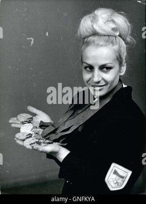 Fichier. Août 31, 2016. VERA CASLAVSKA (3 mai 1942, Prague, République tchèque - 30 août 2016), l'un des plus décorés de gymnastes, est décédé à l'âge de 74 ans après avoir combattu un cancer du pancréas. Caslavska a remporté sept médailles d'or olympiques et quatre d'argent entre 1960 et 1968. La gymnaste tchèque est l'un des cinq femmes à remporter quatre médailles d'or dans l'un des jeux. Un opposant déclaré de l'Union soviétique, Caslavska a été forcé à se cacher en 1968 après la signature d'un document appelant à des réformes politiques. Sur la photo : le 10 octobre 1968 - Jeux Olympiques Les Jeux Olympiques à Paris mariée couple tchèque Vera Caslavska et Jose Odlozil qui étaient mariés au Mexique Banque D'Images