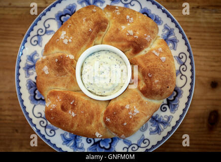 En Floride, aux États-Unis. Août 31, 2016. Parker House Rolls avec beurre de saison à la cuisine régionale & Public House à West Palm Beach Mercredi, 31 août, 2016. © Bruce R. Bennett/Le Palm Beach Post/ZUMA/Alamy Fil Live News Banque D'Images