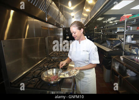 En Floride, aux États-Unis. Août 31, 2016. Lindsay Chef Autry à la cuisine régionale & Public House à West Palm Beach Mercredi, 31 août, 2016. © Bruce R. Bennett/Le Palm Beach Post/ZUMA/Alamy Fil Live News Banque D'Images