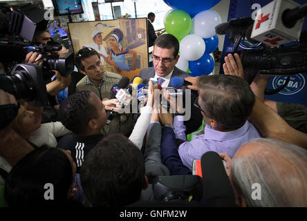 Fort Lauderdale, Floride, USA. Août 31, 2016. Jose Ram''"n Caba''"qu'Rodr guez, l'ambassadeur de Cuba aux États-Unis, parle à la journaliste à Fort Lauderdale - Hollywood International Airport. Rodr guez'dit les 10 aéroports internationaux étaient sûrs et sécurisés. ''Nous espérons que dans un avenir proche, tous les obstacles qui limitent les échanges entre les deux pays seront supprimés. Allen Eyestone/Le Palm Beach Post/ZUMA/Alamy Fil Live News Banque D'Images