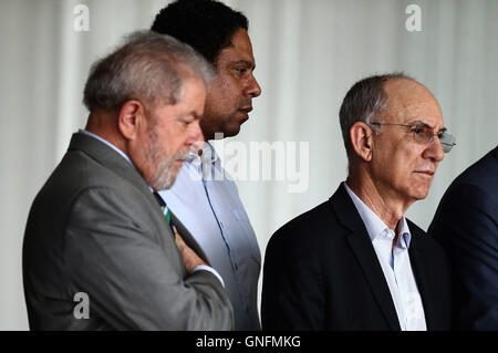 (160831) -- Brasilia, 31 août 2016 (Xinhua) -- l'ancien président du Brésil, Luiz Inacio Lula da Silva (1e, G) agit au cours de l'intervention de Dilma Rousseff à l'Alvorada Palace après sa destitution par le Sénat, à Brasilia, Brésil, le 31 août, 2016. Le Sénat brésilien a voté mercredi pour strip Dilma Rousseff à la présidence par 61 voix pour, 20 voix contre. Cela signifie Rousseff est immédiatement et définitivement retiré de son rôle et Michel Temer, qui a assumé la présidence provisoire après Rousseff a été suspendu en mai, deviendra président jusqu'à la fin de ce mandat en 2018. Banque D'Images